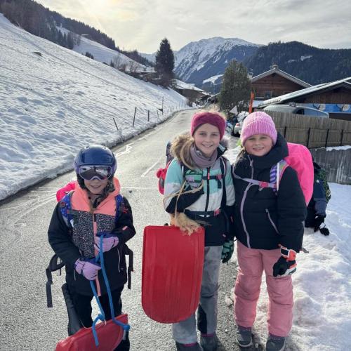 Schulweg mit dem Zipfelbob