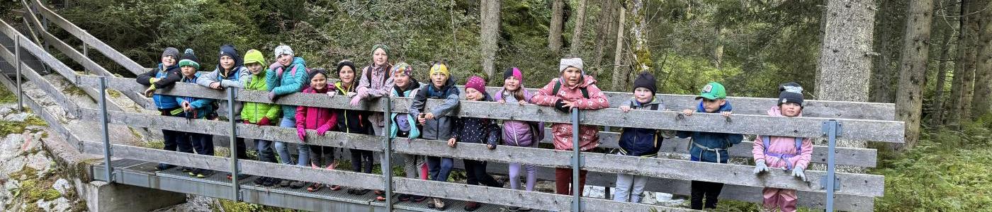 Kinder der VS Großvolderberg auf dem Weg zur Naturfreundehütte